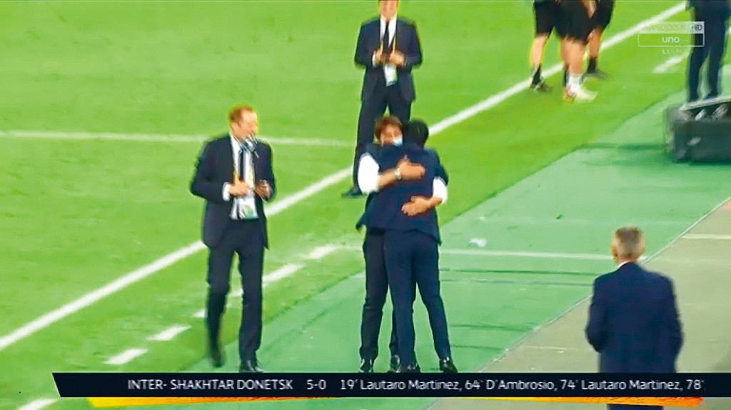 干地（中）跟張康陽激情擁抱粉碎不和傳言。