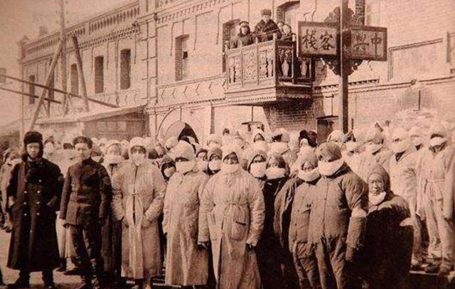 二十世紀初，在中國東三省的鼠疫疫情中，口罩更是第一次被普通百姓配戴以遏制（è zhì）鼠疫的傳播，這時候的口罩都是紗布和棉花製作的。