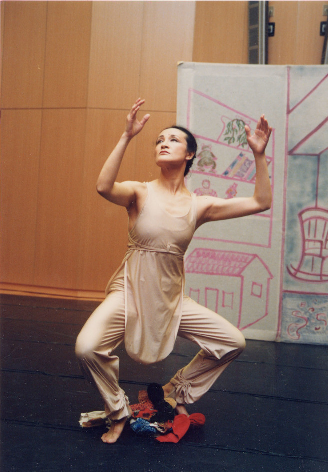 江青在纽约创办了自己的舞蹈团「纽约江上数峰青舞蹈团（前名：江青舞蹈团）」，亦曾于美国、瑞典、北京等多间舞蹈学校任教。