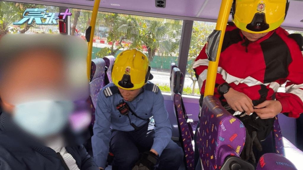 陳先生向《東張西望》提供當時照片，指有多名消防員協助救援。《東張西望》圖片