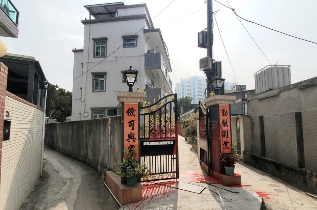 共有3間村屋被人淋油。林思明攝