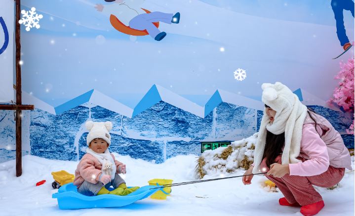 深圳冰雪節2024｜各式各樣的雪橇可供小朋友乘坐感受雪地滑行樂趣