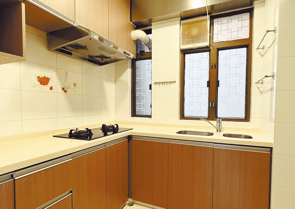 厨房备餐空间宽敞，L形工作枱划分出不同范围。