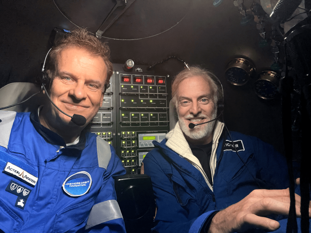 哈丁和另一探险家韦斯科曾坐潜艇抵达世界海洋最低点，深度达到3.6万呎。Action Aviation