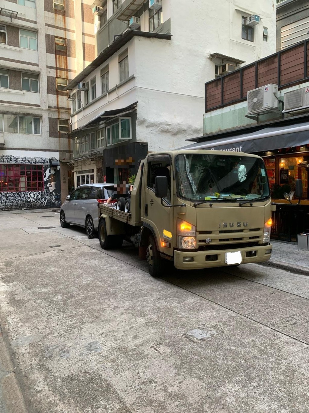 有一輛造成阻礙的私家車被拖走。警方圖片 有一輛造成阻礙的私家車被拖走。警方圖片
