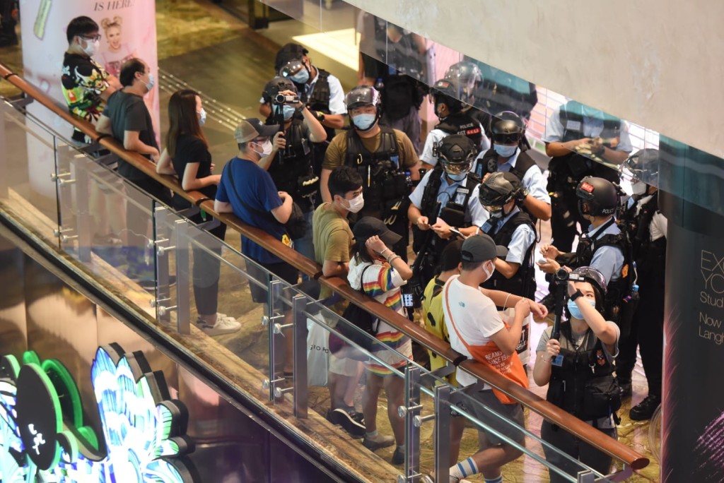 警員進入朗豪坊驅散人群。黃文威攝