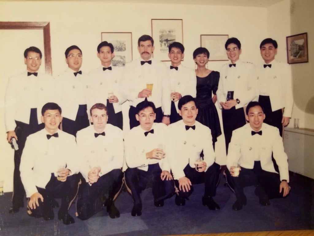 副處長（國家安全）簡啟恩（前排中）於 380-381期督察班結業時與多位同學合照。