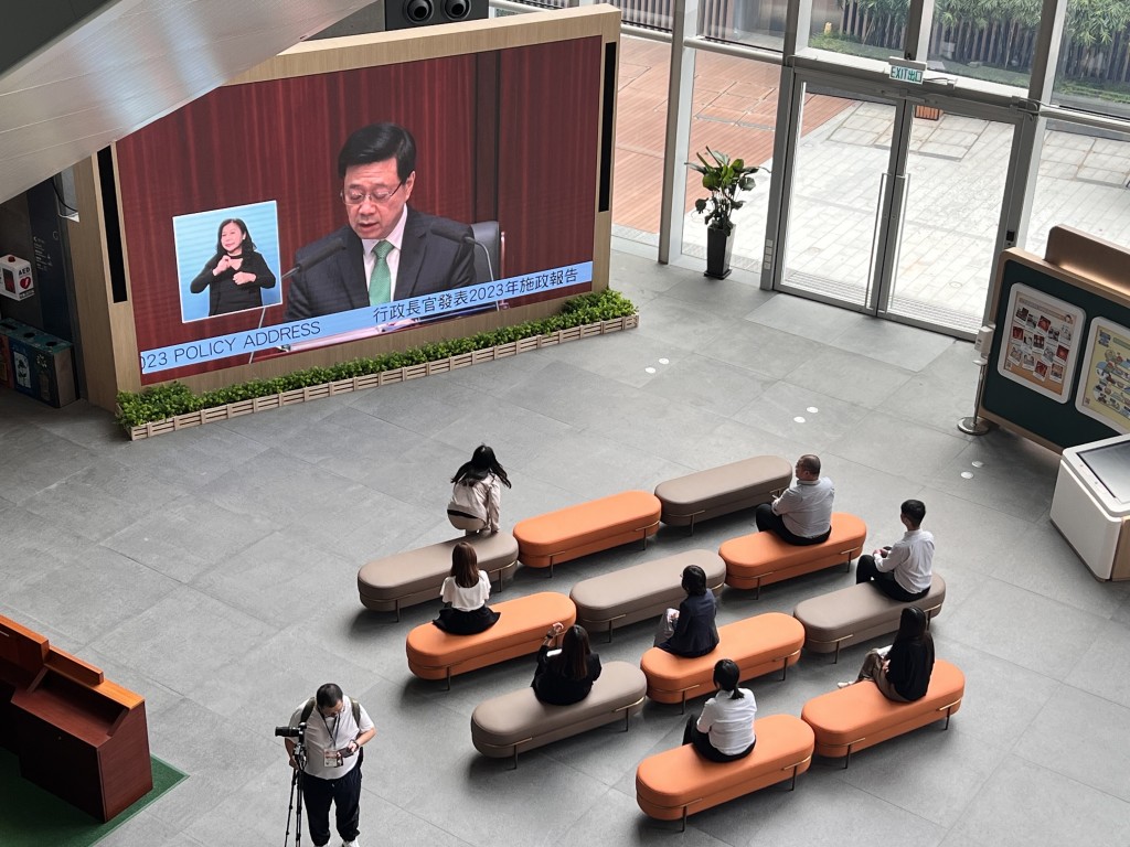 立法会大楼地下大堂新设的大型LED高清屏幕首次直播李家超宣读《施政报告》。郭咏欣摄