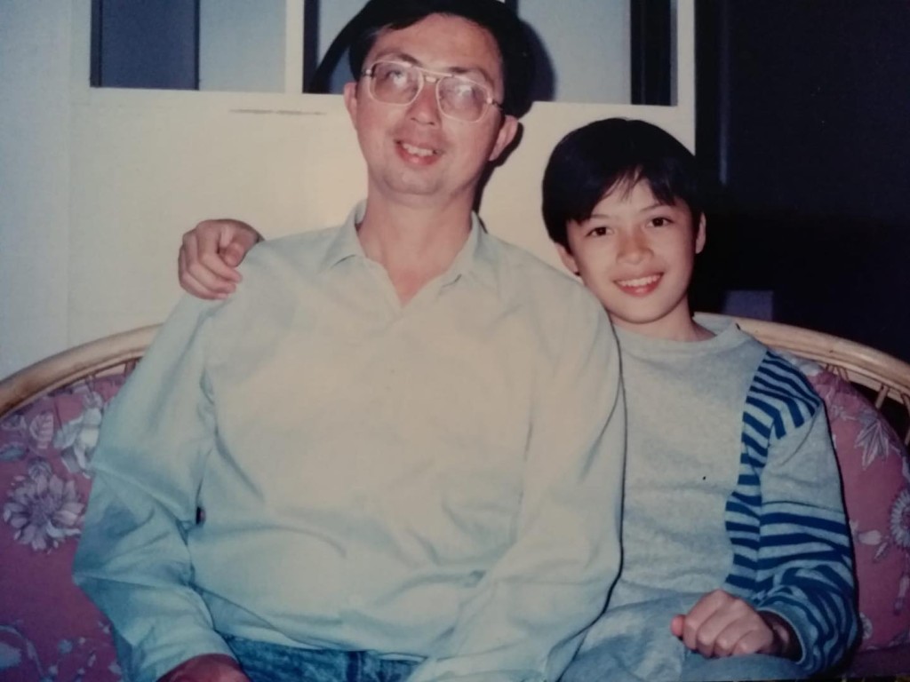 他的爸爸也长得较像华人。