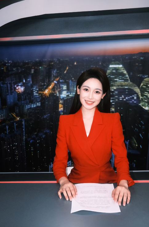 00後陶憶雯成為央視國際頻道黃金時段主播。抖音