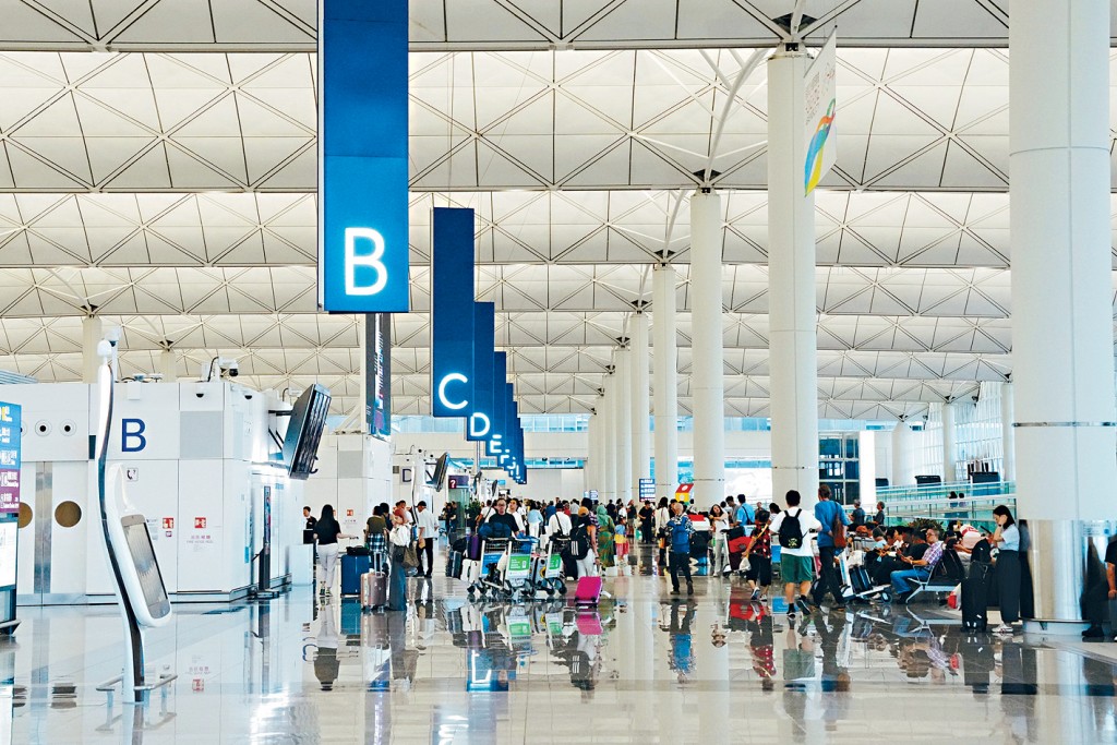 國際油價因伊朗局勢一度急升後，本港各大航空公司陸續宣布上調燃料附加費。