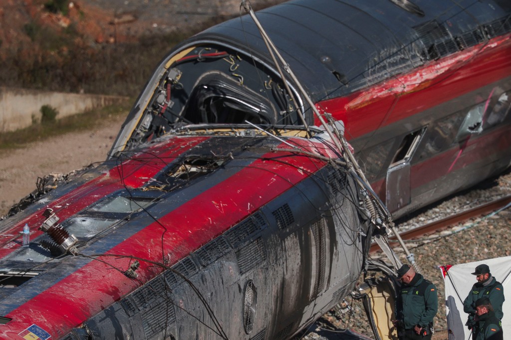 列車共載有317名乘客，部分車廂側翻，多人被困。路透社