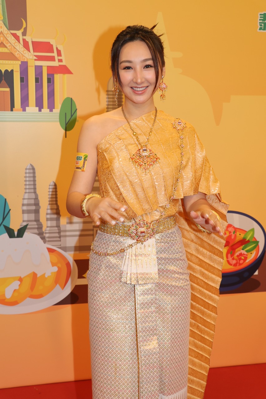 高海寧(高Ling)及彭慧中穿傳統泰服出席節目《吃貨横掃曼谷》記者會。
