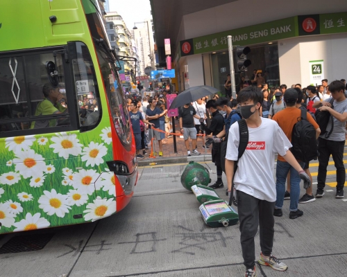 示威者在旺角山東街堵路。