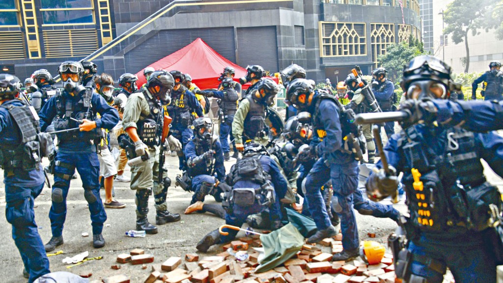 2019年11月理大圍城中，多名示威者被捕。 資料圖片