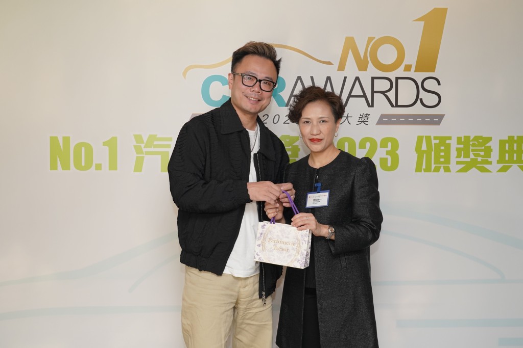 星岛新闻集团副刊总监陈纪良（右）致送纪念品予颁奬嘉宾作曲家、编曲家及音乐监制严励行(Johnny Yim)（左）。