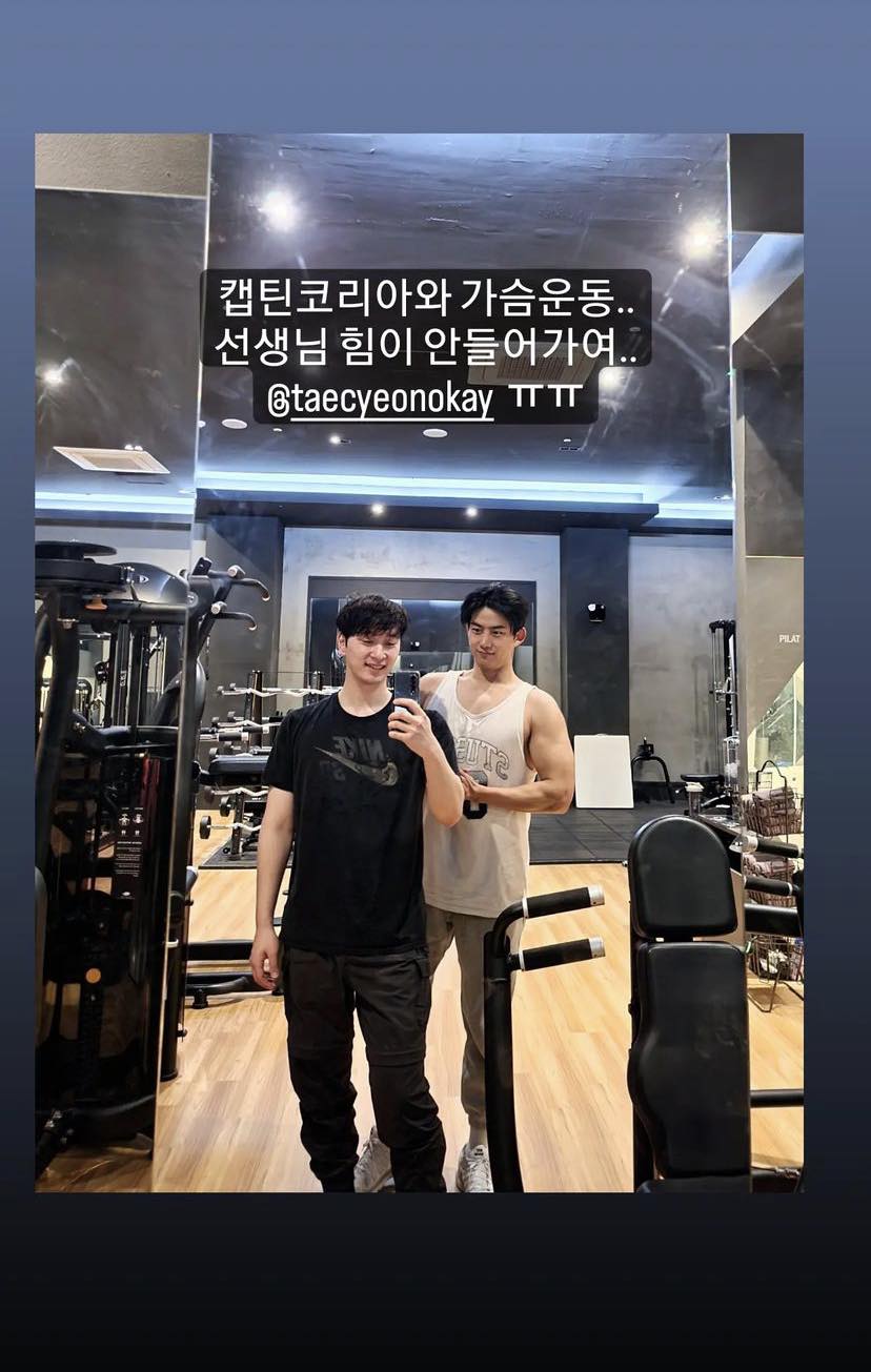 泽演经常同2PM队友灿盛一齐做gym。