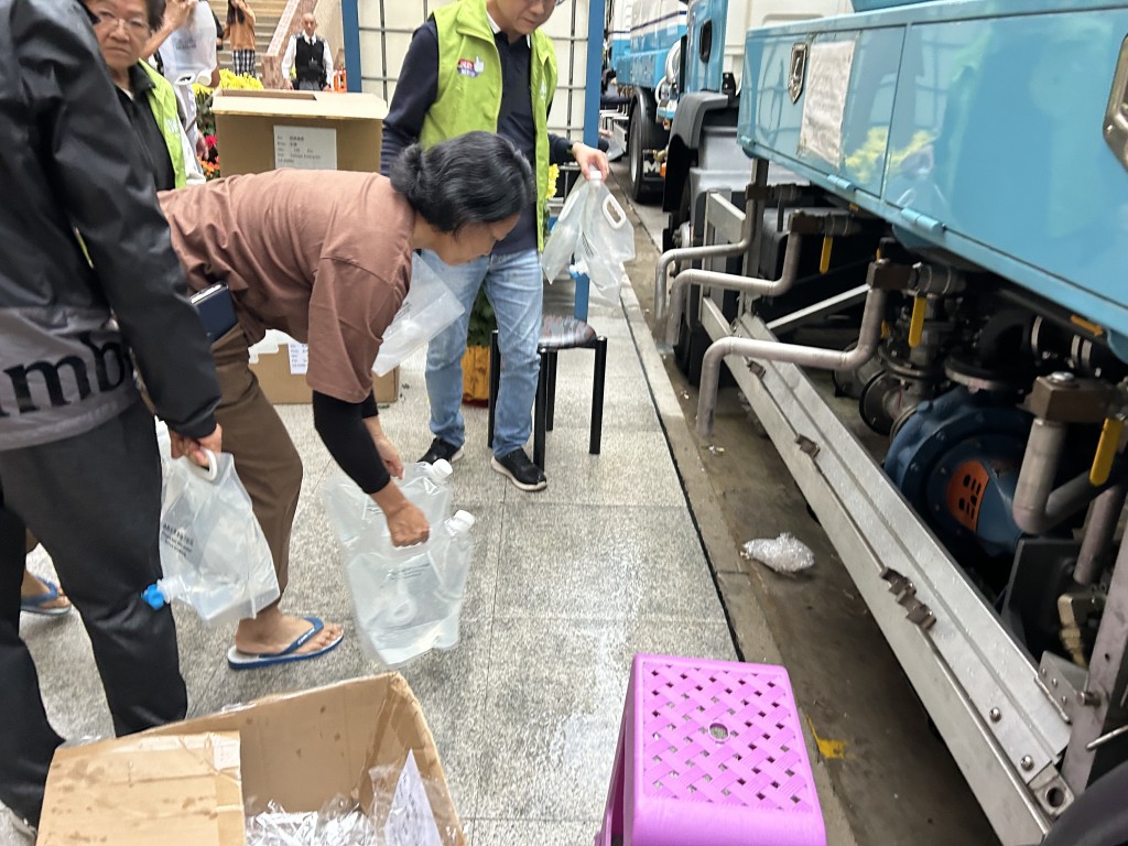 有居民落樓取水。曾志恒攝