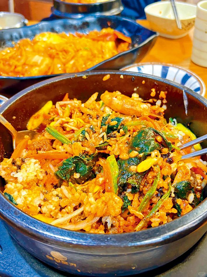石鍋拌飯既是韓國特色美食，也是朝鮮族傳統美食。