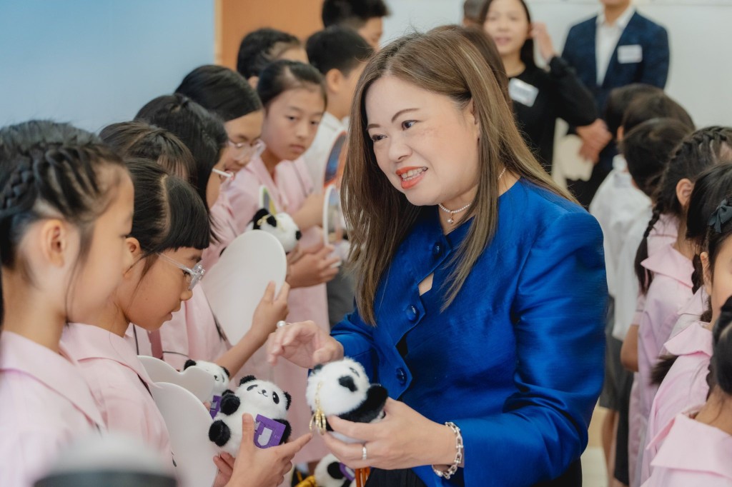 臨別前,羅淑佩向同學們送贈國安熊貓公仔,表達對他們的欣賞和鼓勵。羅淑佩fb 臨別前,羅淑佩向同學們送贈國安熊貓公仔,表達對他們的欣賞和鼓勵。羅淑佩fb