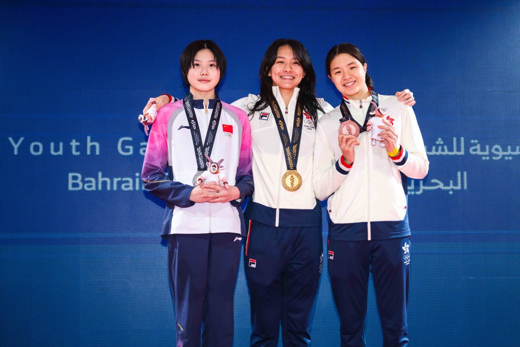 女子50米自由泳,李芯瑤奪金,另一港將馬紫玲亦踏上頒獎台。港協暨奧委會圖片 女子50米自由泳,李芯瑤奪金,另一港將馬紫玲亦踏上頒獎台。港協暨奧委會圖片