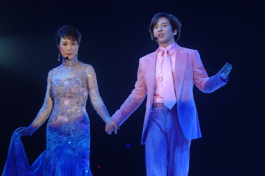 杨天经（右）曾与妈咪陈宝珠同台演出。