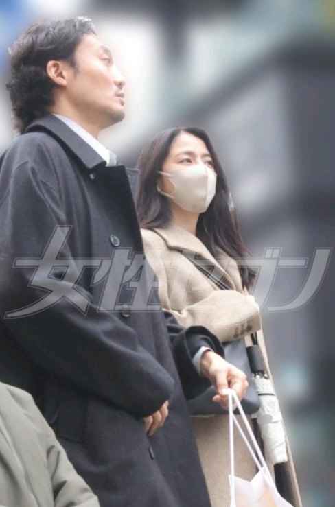 两夫妻一直边逛边倾偈，倾到鸡啄唔断。