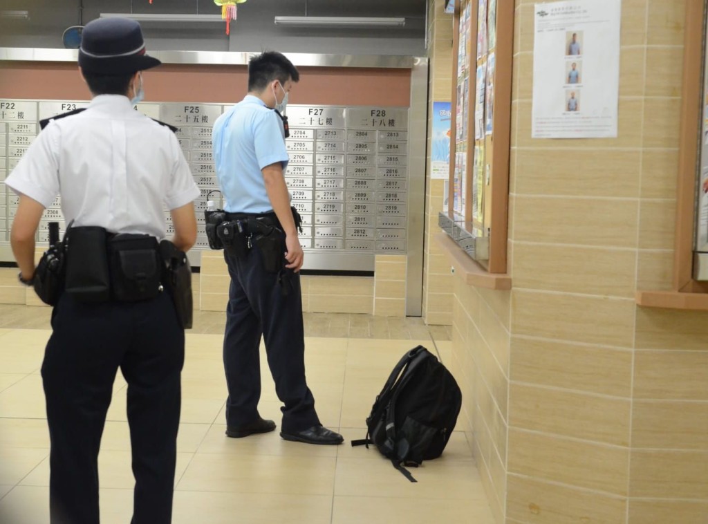 警方檢走死者的背囊。