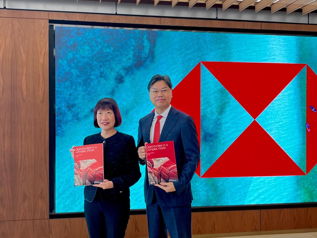 滙丰环球私人银行及财富管理亚洲区首席投资总监范卓云（左）及北亚首席投资总监何伟华，今日发表2024年上半年投资展望。