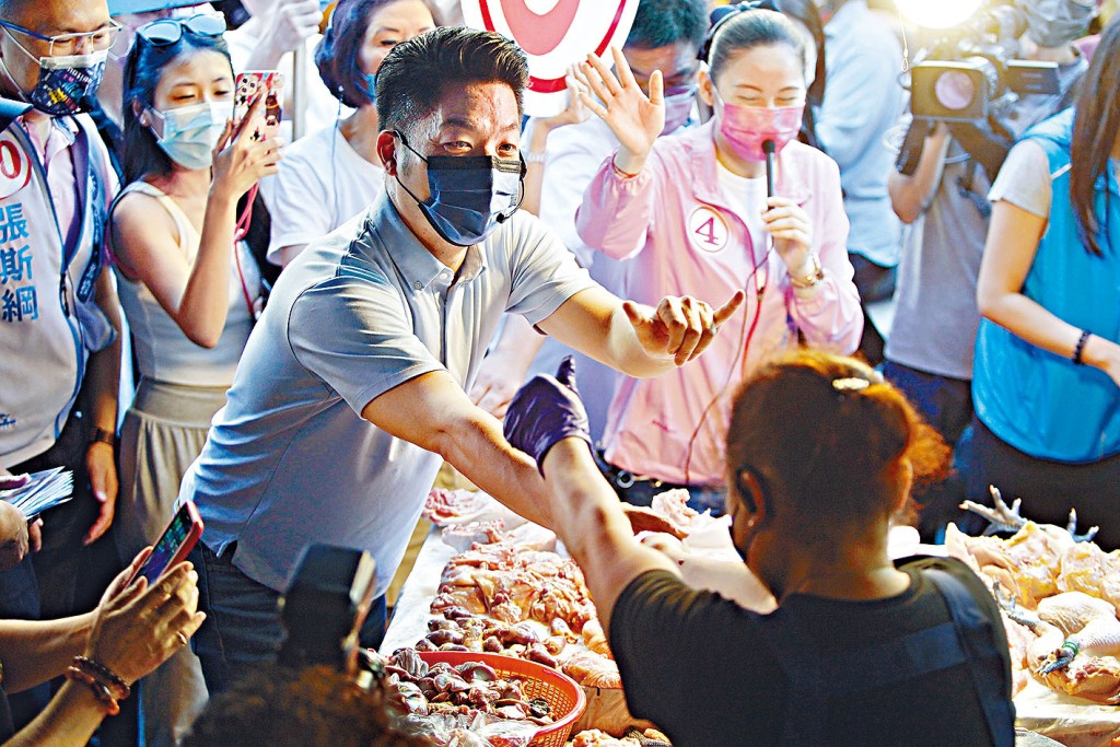 蔣萬安昨天到北投自強市場拜票。