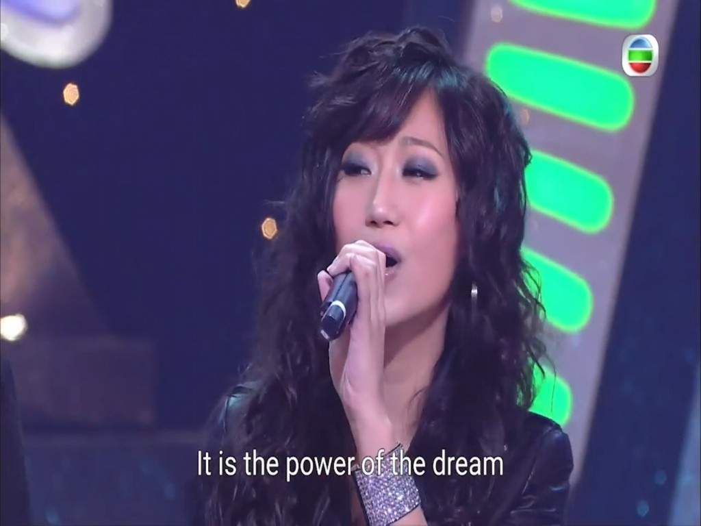 支喾仪在13年前曾以“谢颖”的身份，代表美国三藩市参加TVB全球华人新秀歌唱大赛。