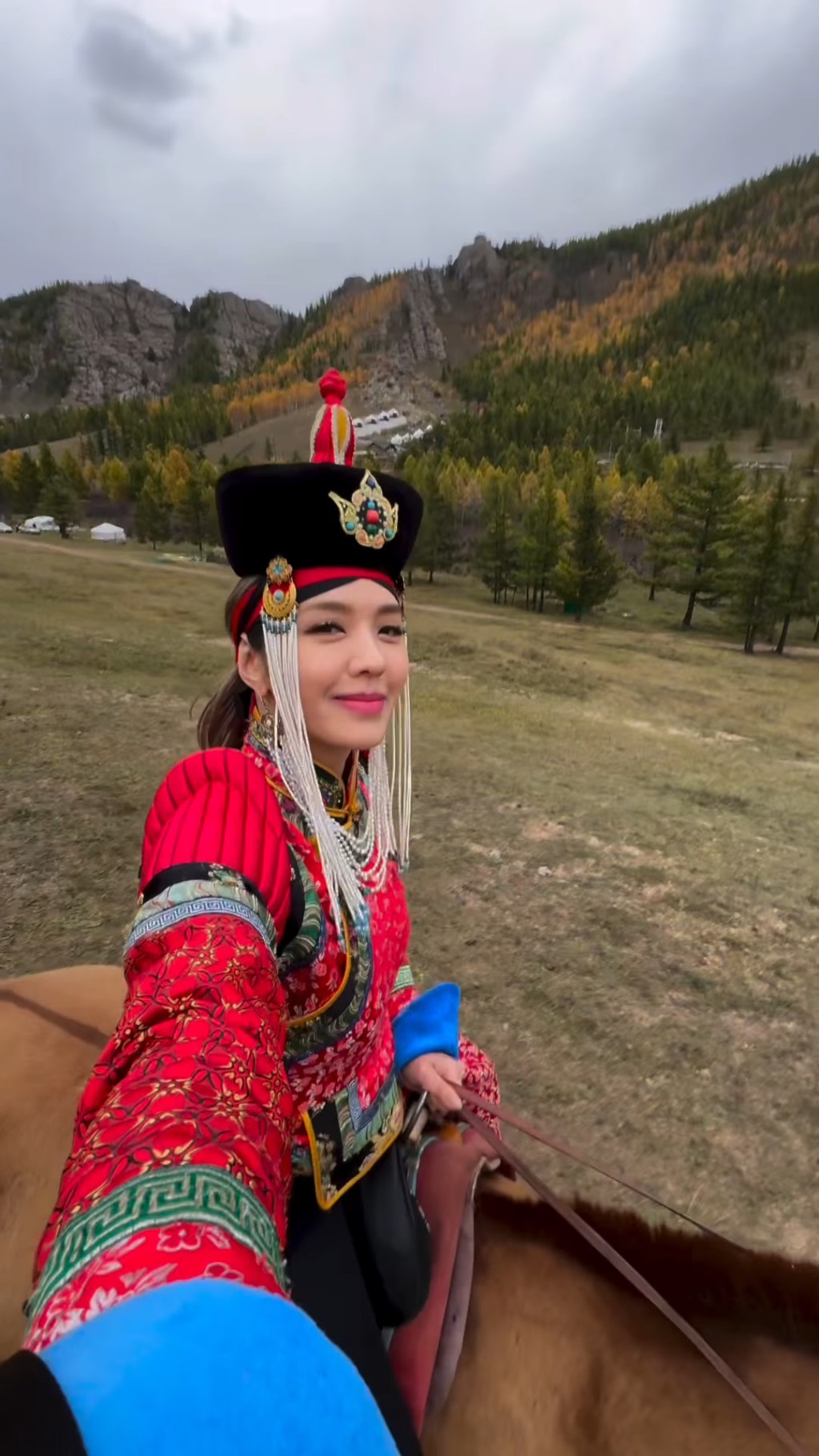 官恩娜又在草地上策馬奔騰,十分快活。 官恩娜又在草地上策馬奔騰,十分快活。