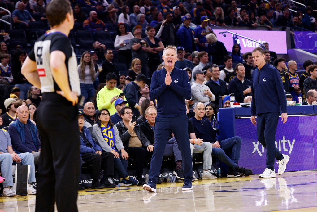 格連與主帥居爾於第三節一次暫停期間在場邊爆發激烈口角。AP