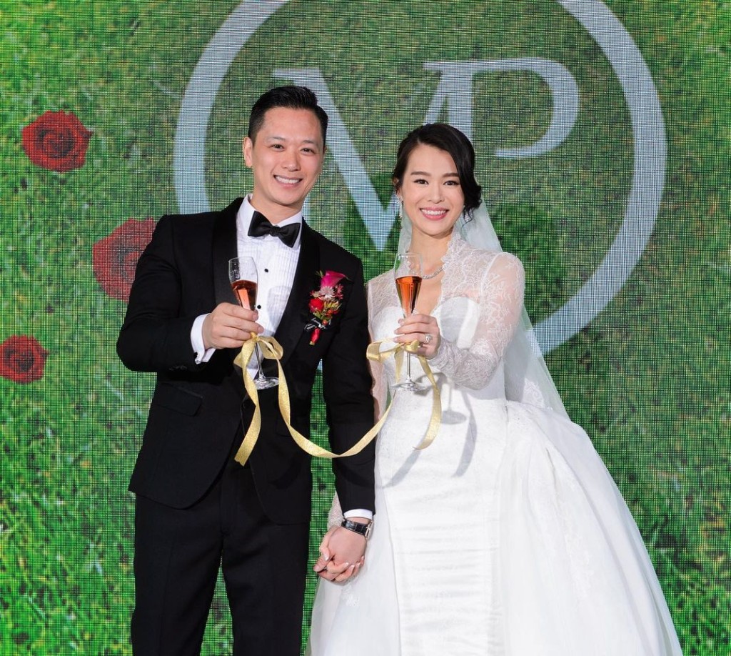 2）胡杏兒2015年與男友李乘德結婚。