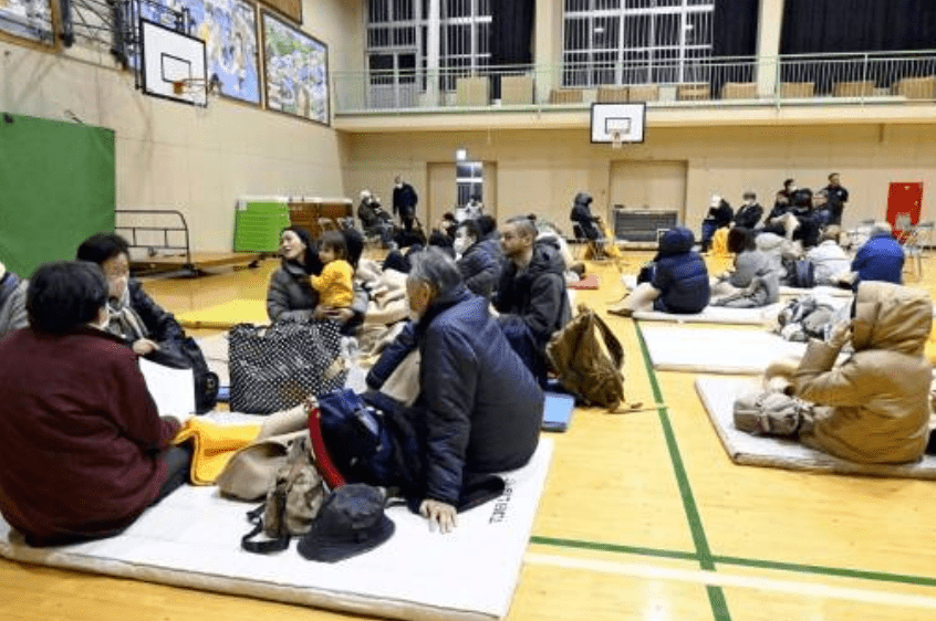 日本氣象廳已針對北海道、青森縣、岩手縣等地沿海地區發布不同級別的海嘯警報或提醒，呼籲民眾立刻從危險區域撤離。法新社