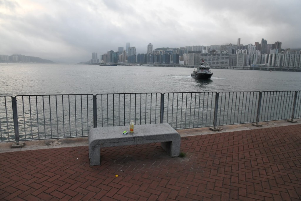 警員在石凳上發現相信是事主遺下的飲品、香煙及背囊。