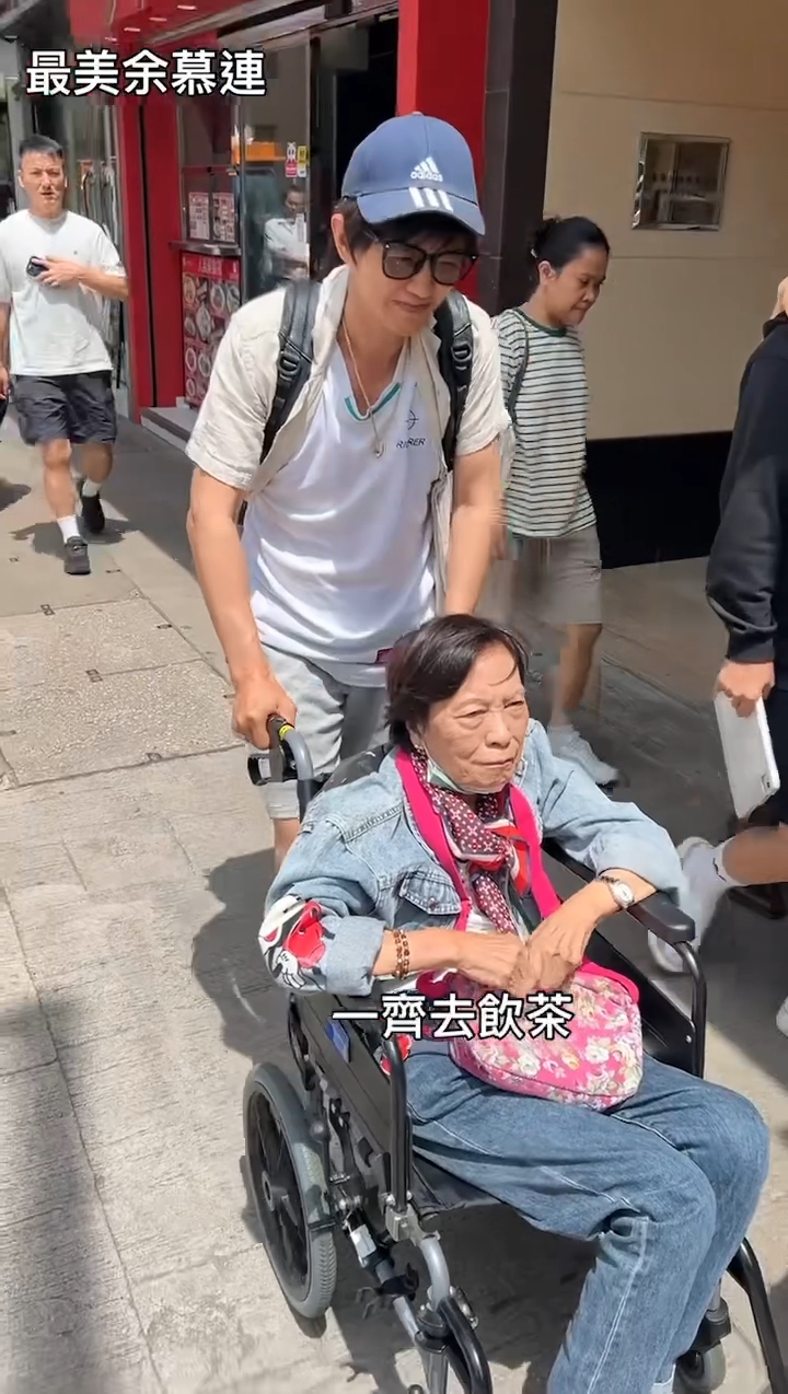 項明生帶余慕蓮外出。 項明生帶余慕蓮外出。