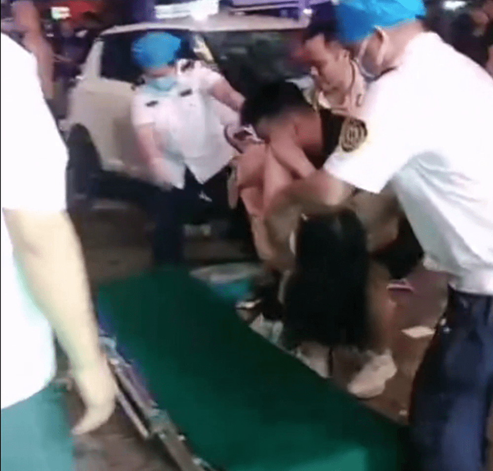 市民及救護人員合力將傷者抬上擔架。