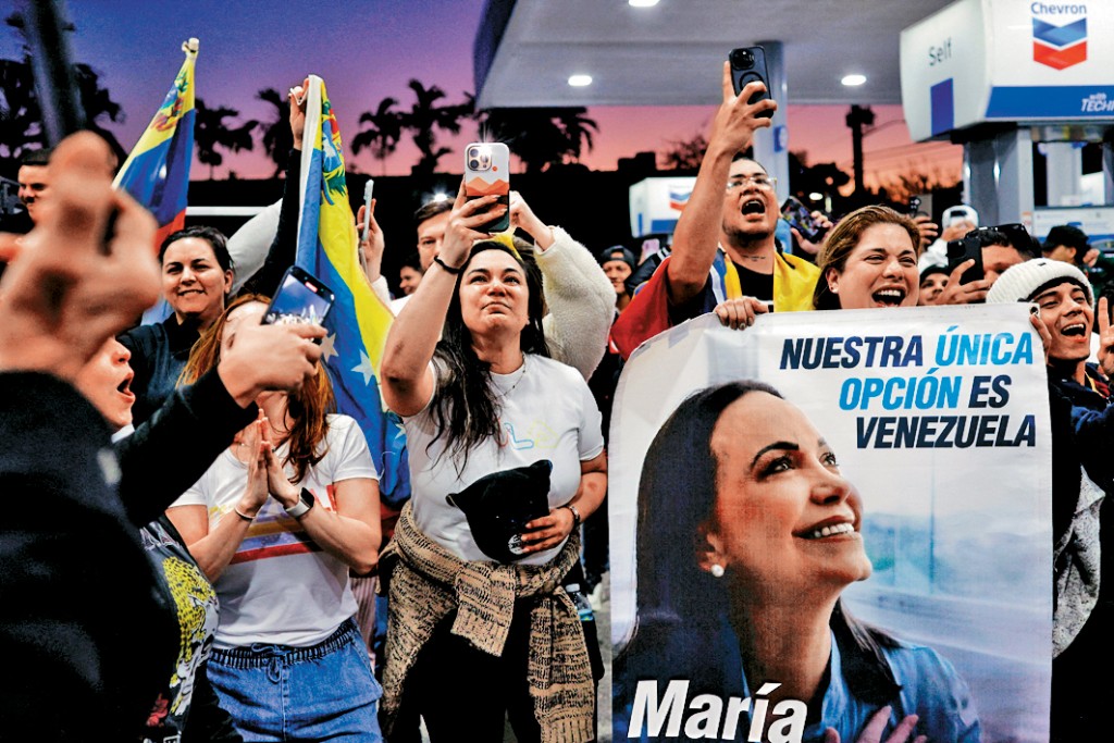 持着反對派領袖馬查多肖像的群眾歡呼慶祝。