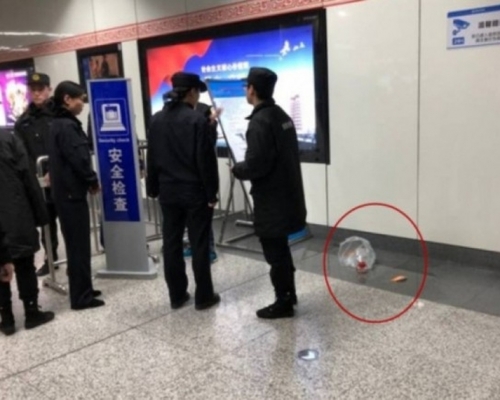 郑州男子带金鱼坐地铁，安检人员以不能携带宠物为由拦下他。（网图） 