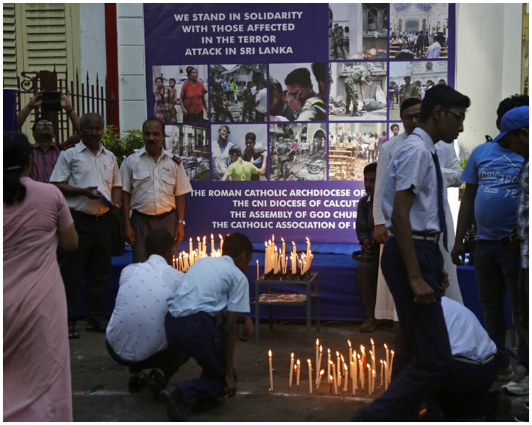 恐袭造成至少320人死亡。AP