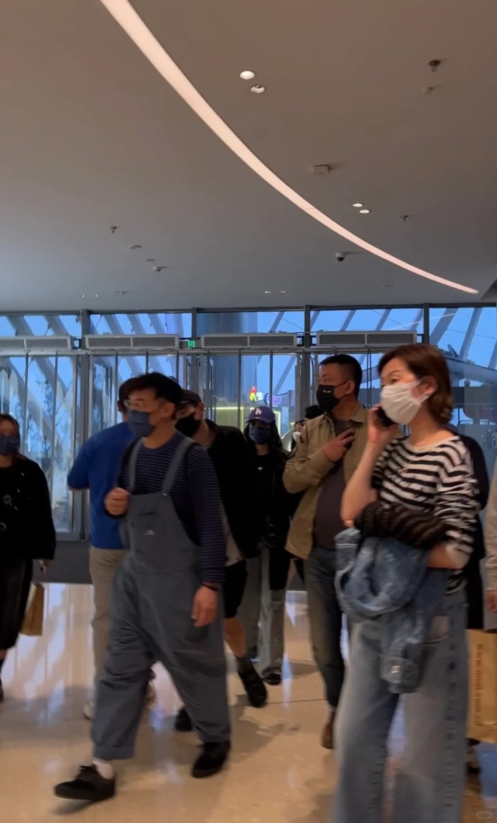 戴上口罩的陳奕迅穿上間條衫、工人褲，走到武漢的大悅城商場。