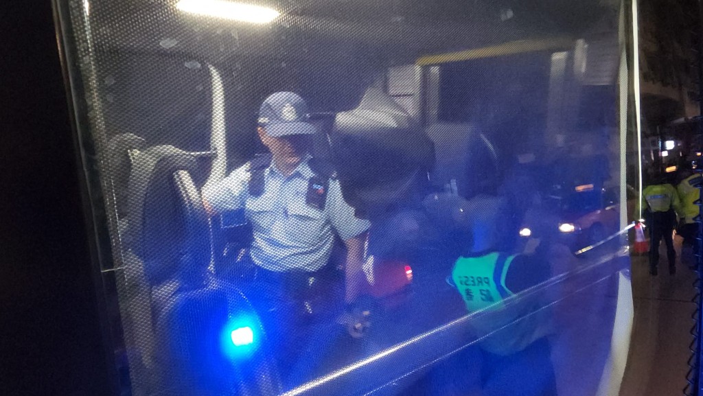 私家車男司機被帶上警車。黎志偉攝