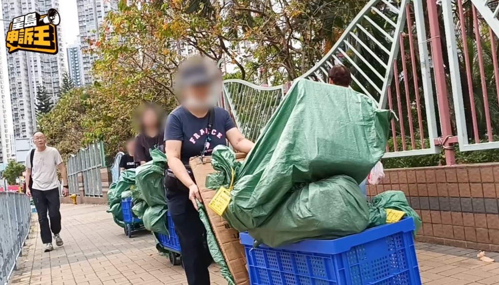 分完貨後,多名步兵推着手推車出發送貨。 分完貨後,多名步兵推着手推車出發送貨。