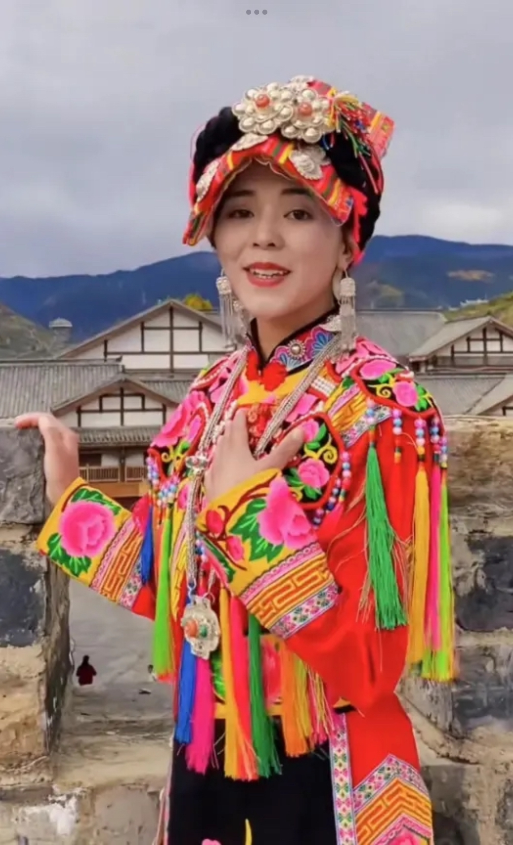 查理澤拉姆是藏族姑娘，經常發布穿藏裝跳舞的影片。