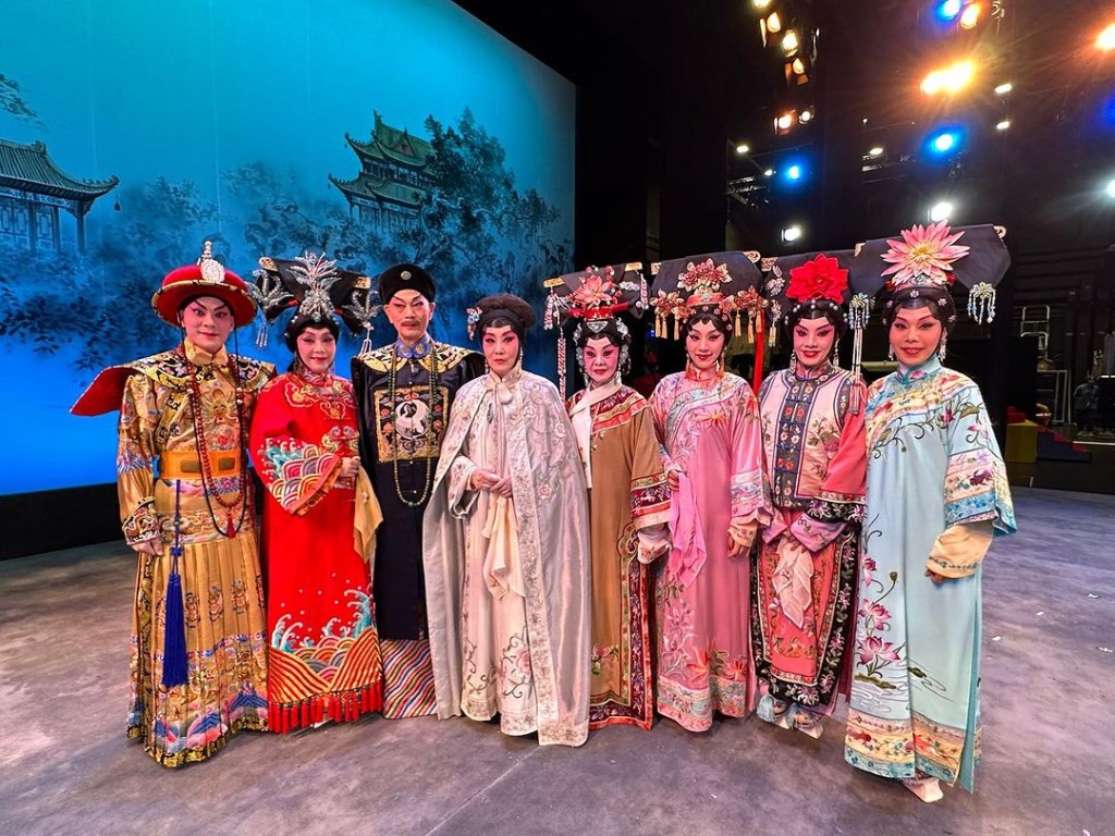 罗家英最近与汪明荃在西九演出多场粤剧。