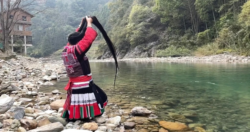 廣西黃洛瑶寨大部份女性的頭髮均長逾1米，有「天下第一長髮村」之稱。小紅書