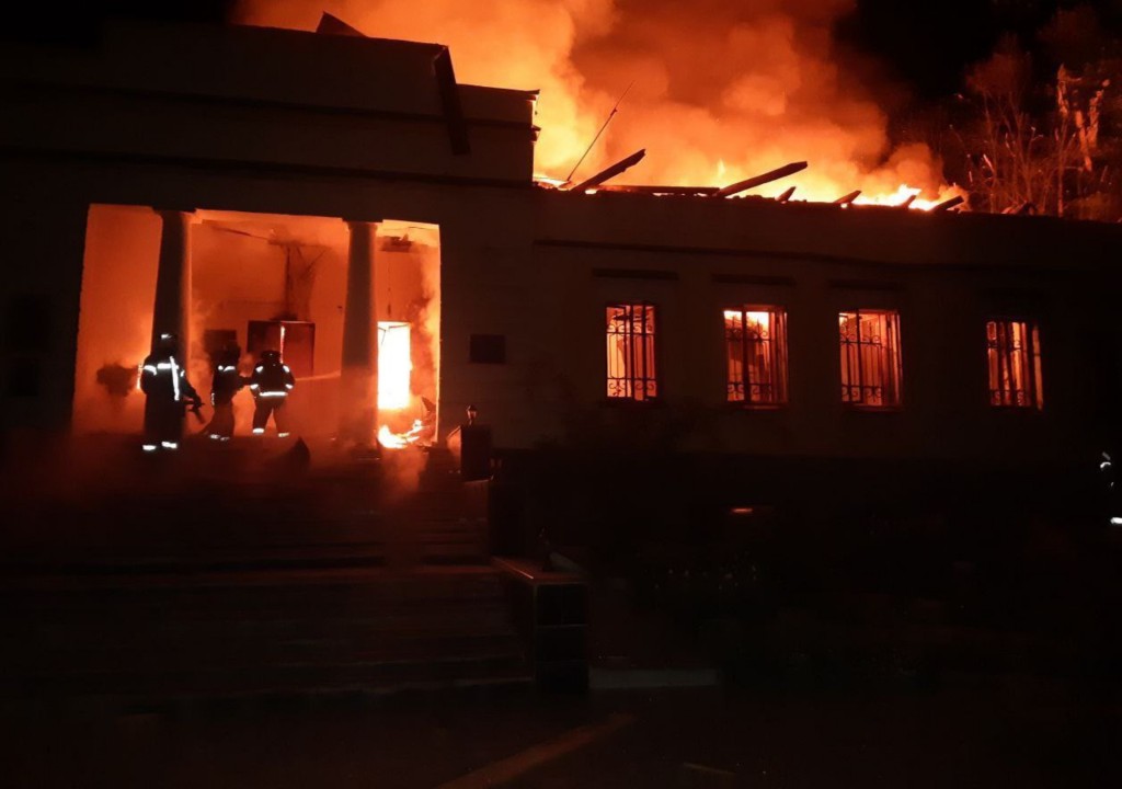 斯科沃羅達博物館被擊中後起火。twitter