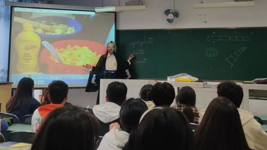 安白龍因穿漢服上課走紅。網圖