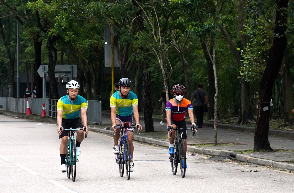 三人参加本周日由旅发局举办的「新鸿基地产香港单车节」，首度踩上「三桥三隧」。